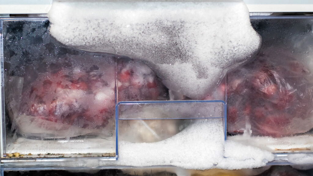 Remova o gelo do freezer em minutos usando apenas papel alumínio e água quente