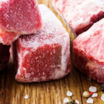 O truque simples que está mudando a forma de descongelar carne