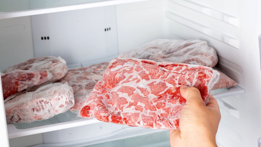 O truque simples que está mudando a forma de descongelar carne