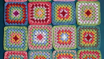 Como fazer peça de parede de granny square em crochê com montagem firme e estilosa