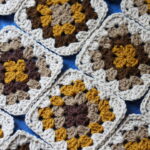 Como fazer o clássico colete feminino em granny square de crochê
