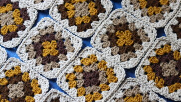 Como fazer o clássico colete feminino em granny square de crochê