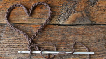 Aprenda a fazer a ecobag de crochê que o virou acessório cheio de personalidade que todo mundo deseja