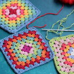 Jardineira com Granny Squares de coração, traga conforto e amor no seu guarda-roupa