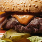 Como fazer um chaveiro de hambúrguer em crochê? Veja a fofura e sabor em cada ponto