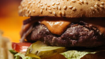 Como fazer um chaveiro de hambúrguer em crochê? Veja a fofura e sabor em cada ponto