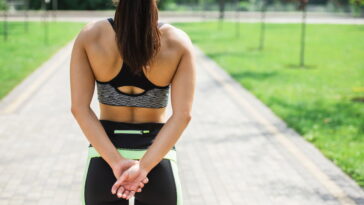Psicologia explica o que está por trás do hábito de andar com as mãos nos bolsos