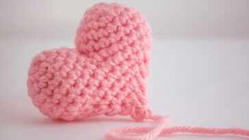 Descanso de copos de crochê mais romântico para a mesa das crocheteiras