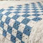 O crochê quadriculado que está conquistando a decoração moderna