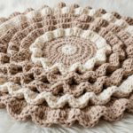 Tapete redondo com babados em crochê, uma peça delicada para crocheteiras decoradoras