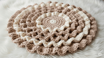 Tapete redondo com babados em crochê, uma peça delicada para crocheteiras decoradoras