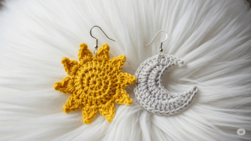 Os brincos em crochê que unem a força do sol com a delicadeza da lua
