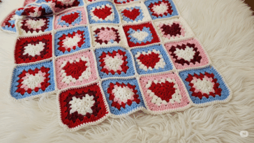 Essa manta de crochê com corações vai conquistar você