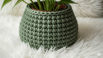 O detalhe em crochê que muda a cara do seu vaso de plantas e transforma sua decoração