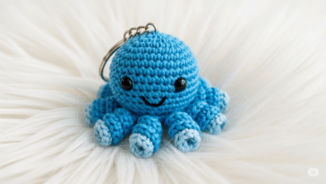 O acessório de polvo em crochê virou tendência entre artesãs e crocheteiras, veja como fazer o seu!