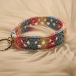 Chaveiro-bracelete em crochê, um acessório estiloso e multifuncional