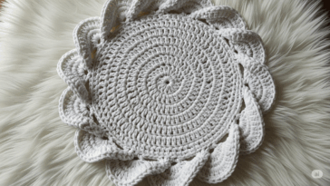 Arrase nas mesas postas com o sousplat redondo com bordas torcidas em crochê