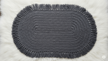 Impressione a todos com este elegante tapete oval com franjinhas em crochê