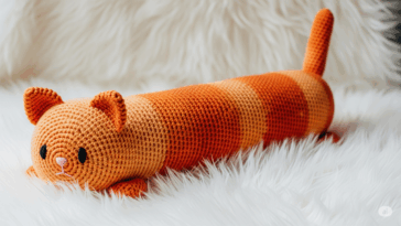 Conforto e diversão com essa almofada fofa de gatinhos em crochê
