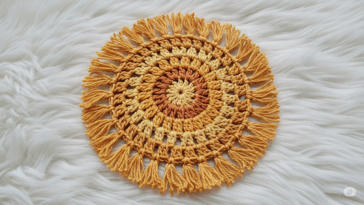 Como fazer e combinar descanso de copos redondo com franjas na decoração da sua casa?