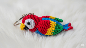 Aprenda a fazer este acessório em crochê divertido, colorido e simples para arrasar corações