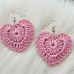 Conheça o passo a passo deste delicado e romântico brinco em crochê