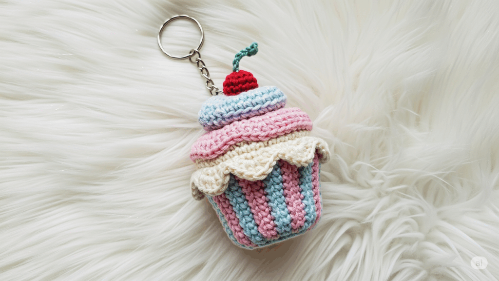 Faça o chaveiro de cupcake em crochê, o artesanato em crochê mais fofo do momento