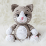 Esse amigurumi de gato em crochê vai derreter corações