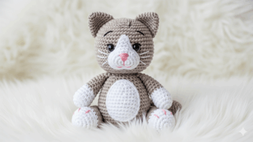 Esse amigurumi de gato em crochê vai derreter corações