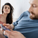 Como lidar com suspeitas de infidelidade segundo a psicologia