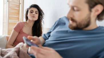 Como lidar com suspeitas de infidelidade segundo a psicologia