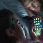 Por que usar o celular no banheiro pode prejudicar sua saúde intestinal