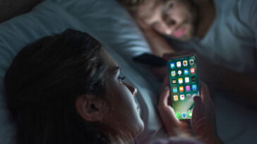 Por que usar o celular no banheiro pode prejudicar sua saúde intestinal