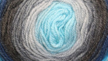 Esse modelo com nuvens em relevo está fazendo sucesso entre crocheteiras