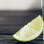 A fruta que auxilia no emagrecimento, limpa o corpo e ainda perfuma a casa