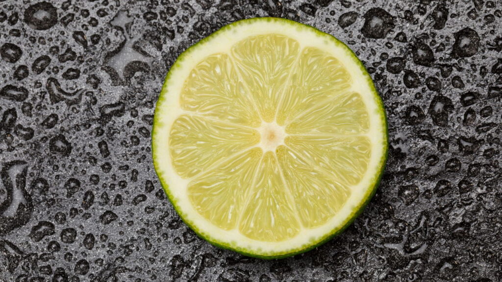 A fruta que auxilia no emagrecimento, limpa o corpo e ainda perfuma a casa