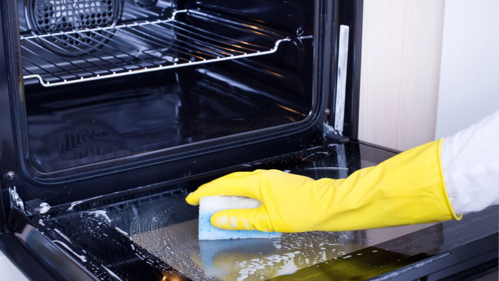 Limpar o vidro do forno nunca foi tão fácil e está viralizando