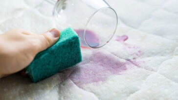 A melhor receita caseira para limpar manchas do colchão