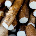 O método caseiro que transforma a mandioca na estrela do prato