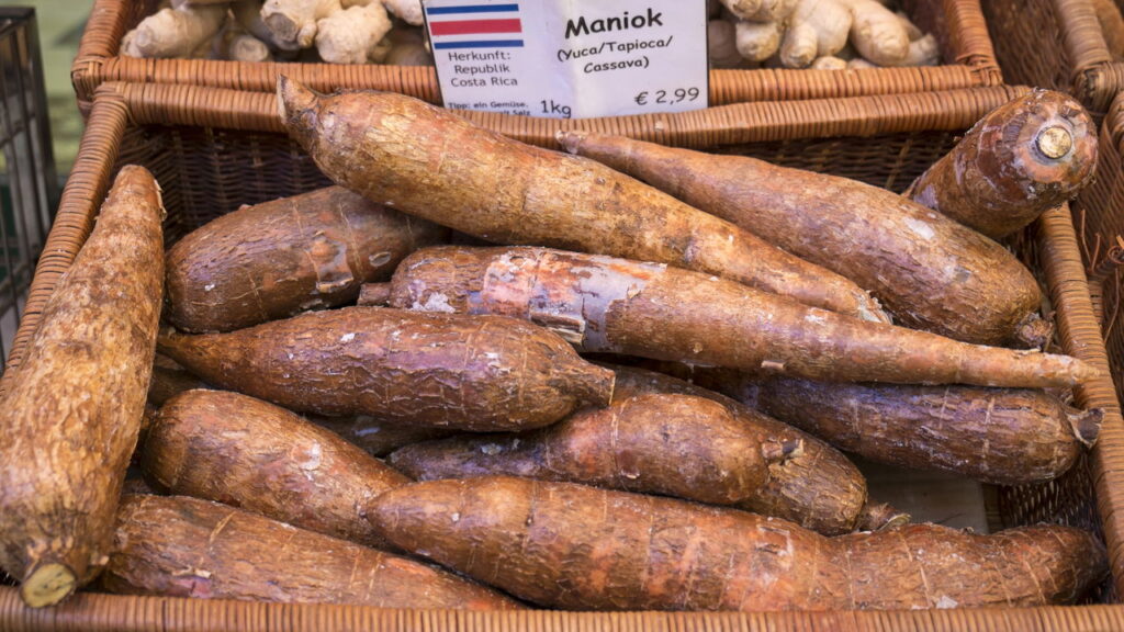 O método caseiro que transforma a mandioca na estrela do prato