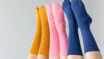 O que a psicologia revela sobre dormir de meias, existem benefícios para o sono?