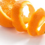 Como este truque com cascas de laranja para limpar a bancada pode afastar insetos naturalmente