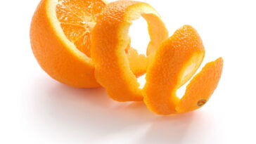 Como este truque com cascas de laranja para limpar a bancada pode afastar insetos naturalmente