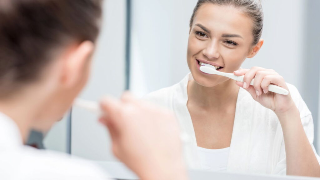 O que dentistas revelaram sobre a limpeza entre os dentes vai te surpreender