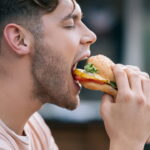 Os benefícios psicológicos de comer sozinho vão além da solidão