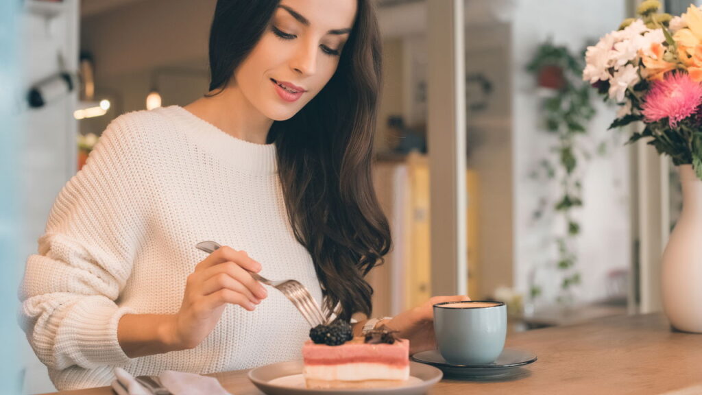 Os benefícios psicológicos de comer sozinho vão além da solidão