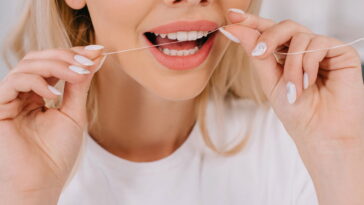 O que dentistas revelaram sobre a limpeza entre os dentes vai te surpreender