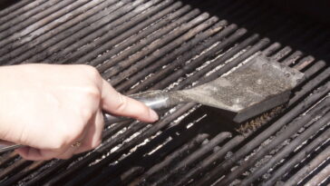 Por que passar batata crua na churrasqueira? Descubra os benefícios dessa técnica simples