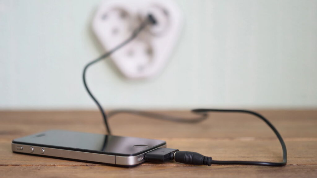 Aprenda a carregar o celular durante apagões com estas soluções práticas e sustentáveis