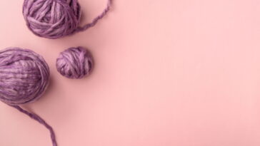 Um simples detalhe em crochê pode transformar sua leitura com criatividade e afeto